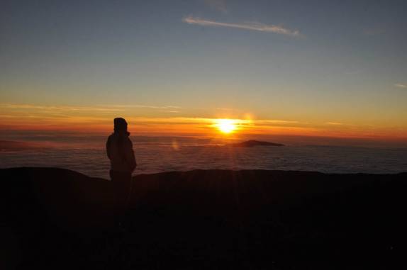 Pôr-do-sol maravilhoso no alto do Mauna Kea, a 4.200 metros de altitude a temperaturas próximas de zero, na Big island, no Hawaii
